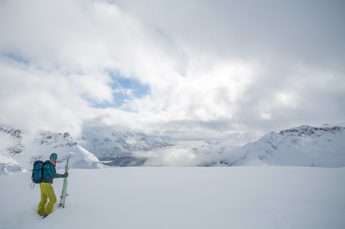 Tempesta sugli sci e attivismo impegnato nella comunità. Questa è Zoe Hart, qui durante il viaggio alle Lofoten che ha dato vita al programma energetico comunitario di Chamonix